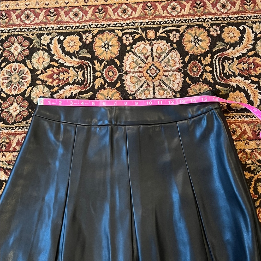 Scoop Faux Leather skirt. Great condition! Size large - Picture 4 of 4